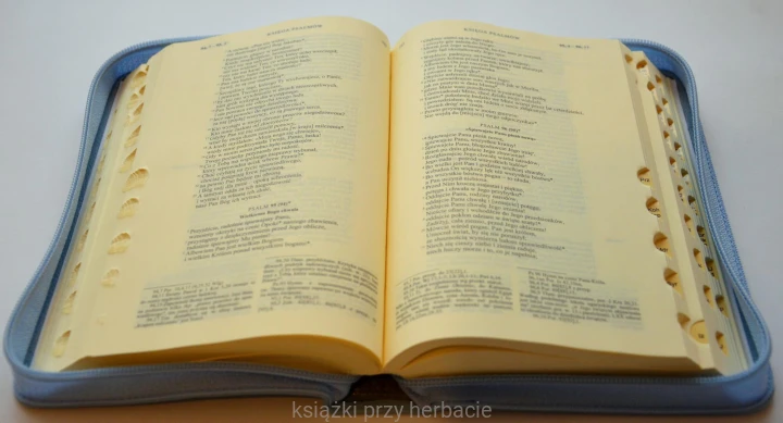 Biblia Tysiąclecia - Pismo Święte Starego i Nowego Testamentu_skórzany futerał niebieski 3_ksiegarniaksiazkiprzyherbacie.JPG
