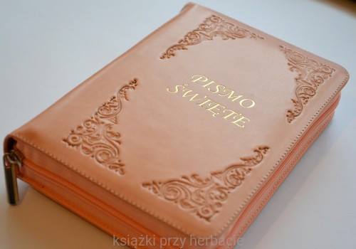 Biblia Tysiąclecia - Pismo Święte Starego i Nowego Testamentu (paginatory, skórzany futerał, format oazowy) kolor różowy 3_ksiegarniaksiazkiprzyherbacie.JPG