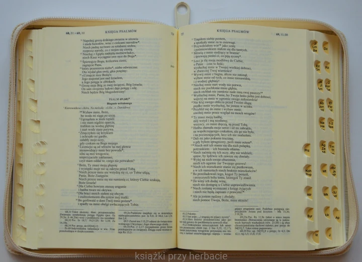 Biblia Tysiąclecia - Pismo Święte Starego i Nowego Testamentu_skórzany futerał biały 2_ksiegarniaksiazkiprzyherbacie.JPG